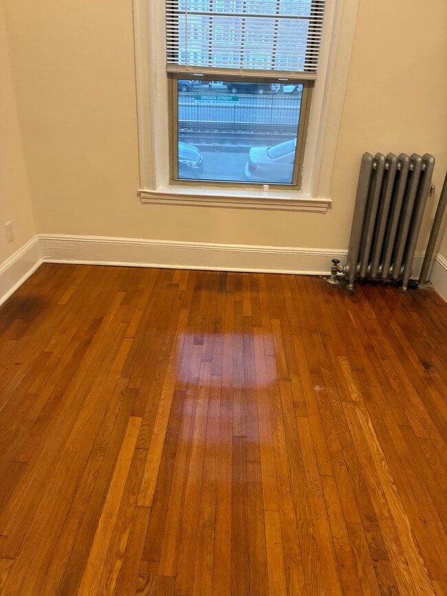 Building Photo - Nicely located 1 bed with heat and water included!