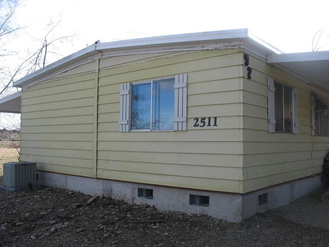 Building Photo - 3b, 2b, 1,100sq.ft. - Emmett -  right on payette river!