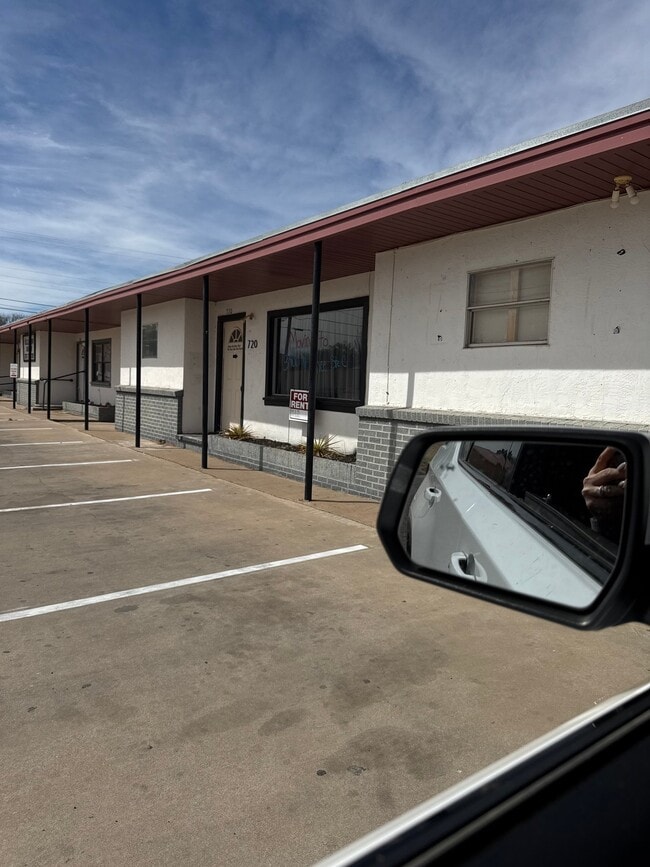 Building Photo - 720-724 E Tierra Blanca Rd