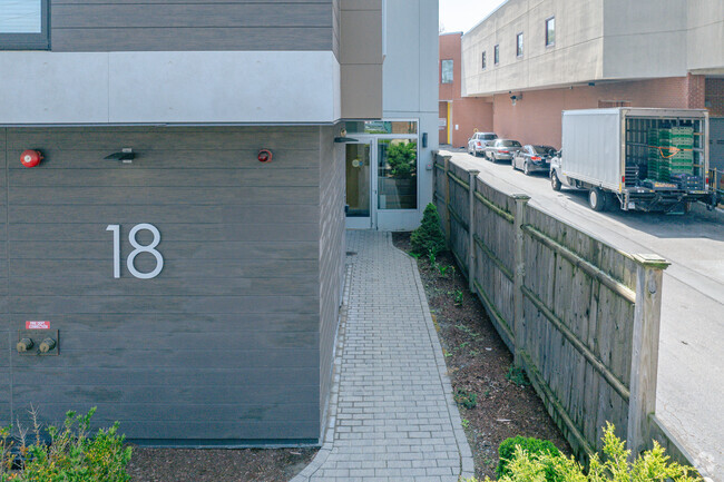 Entrada al edificio - Porter Square Lofts
