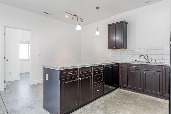 Building Photo - 701 Symons St