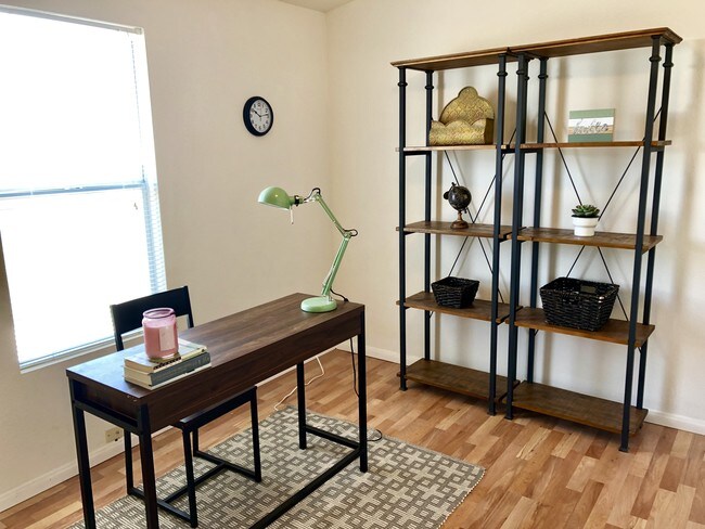 Oficina - 73717 Broadmoor Dr