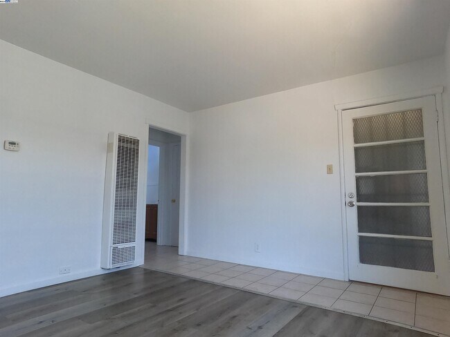 Foto del edificio - 7858 Bancroft Ave