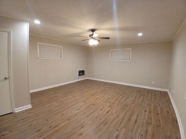 Foto del edificio - Completely renovated 4 Bedroom, 1.5-Bath |...