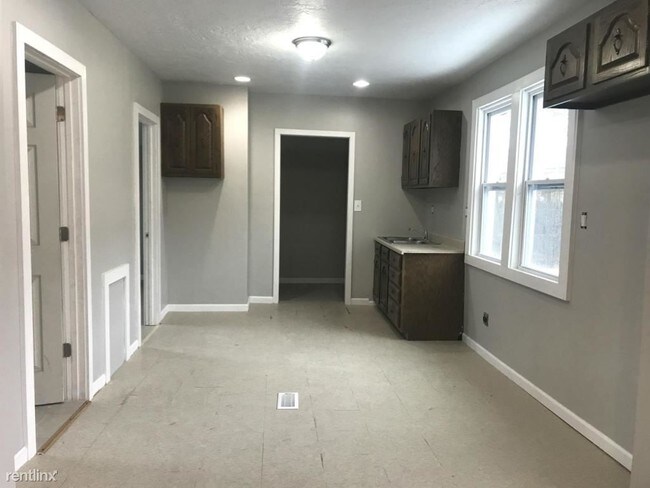 Building Photo - 3119 W 56th St