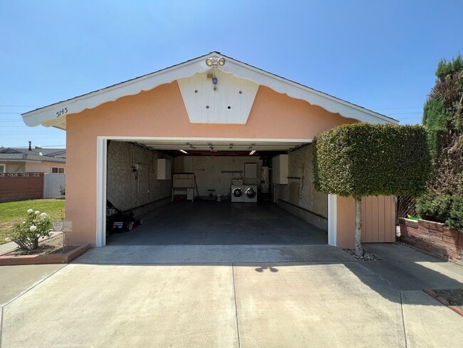 Building Photo - 3 Bedroom 2 Bath Well Kept Traditional Hom...