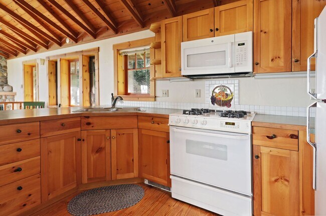 Foto del edificio - Spectacular Langley Chalet in the Woods wi...