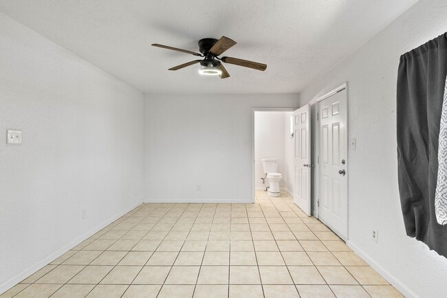 Foto del edificio - 5 bedroom 3 bath house