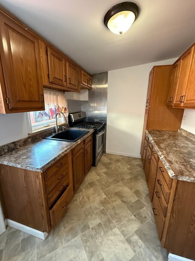 Foto del edificio - 3-Bedroom 1.5-Bathroom Home with Garage in...