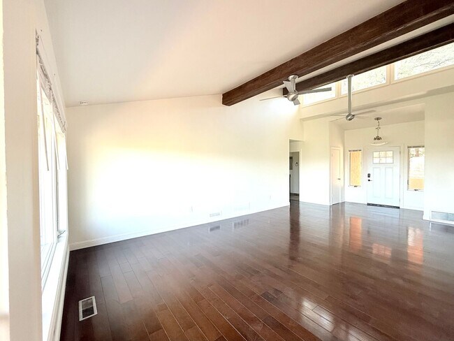 Foto del edificio - Million Dollar Views in Haisley Homestead!