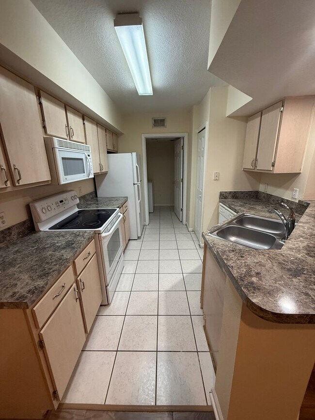 Building Photo - Waterford Lakes - 2 bed/2 bath condo AVAILABLE NOW!