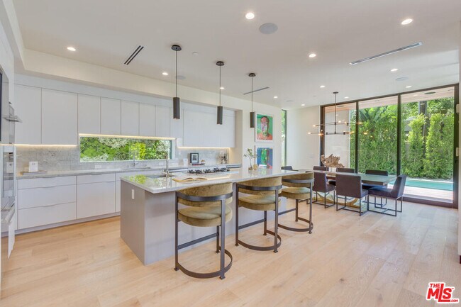 Foto del edificio - 8724 Rosewood Ave