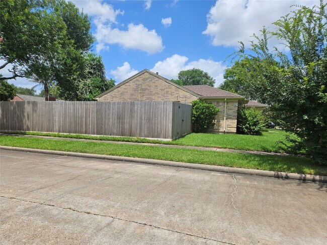 Building Photo - 2822 Chimneystone Cir