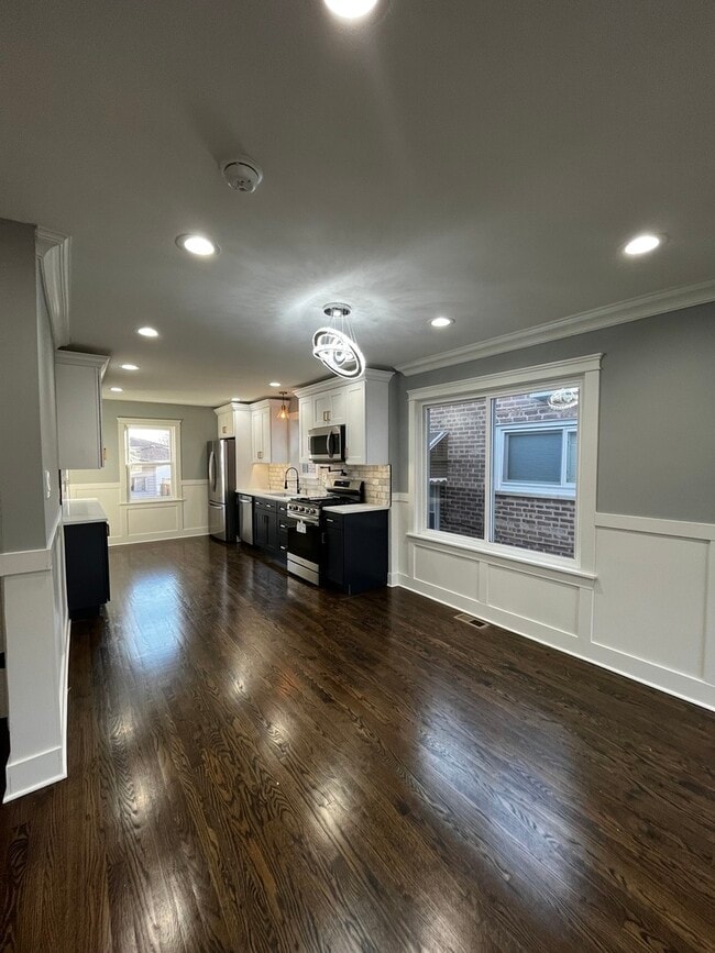 Building Photo - 9023 S Oglesby Ave