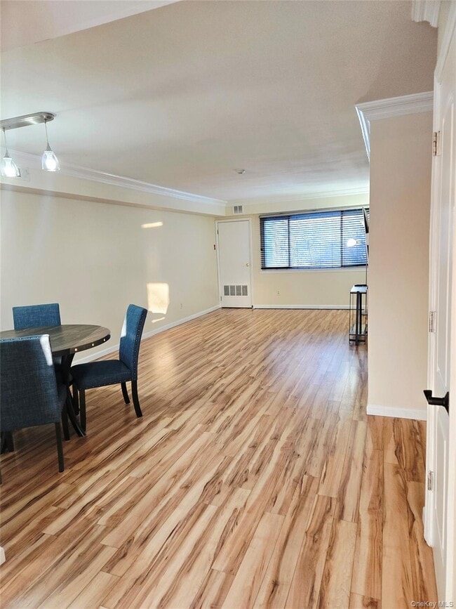 Building Photo - 199 Pointe Cir N