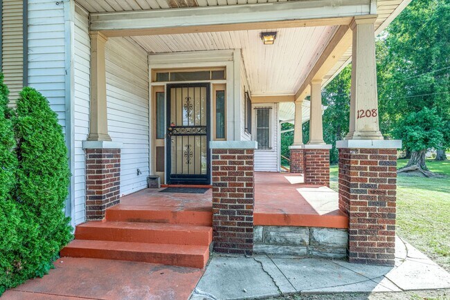 Foto del edificio - Charming 4-Bed Home Minutes from Downtown ...