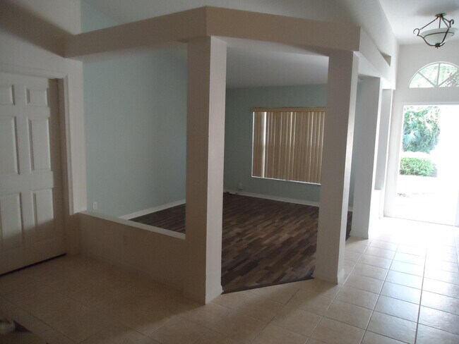 Foto del edificio - 5824 NW Zenith Dr