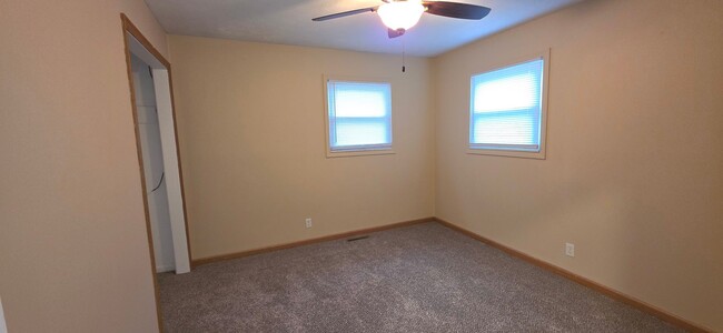 Building Photo - 3 Bedroom! All Brick! Garage!  $995!
