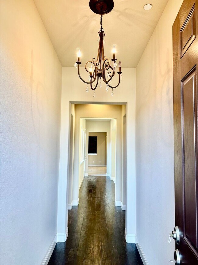 Foto del edificio - 3 br, 2 bath House - 2549 E Vermont Ave
