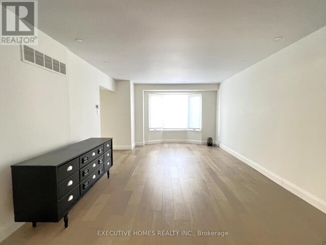 Building Photo - 962 Raintree Ln