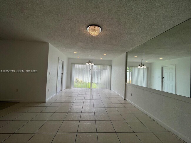 Foto del edificio - 895 Crystal Lake Dr