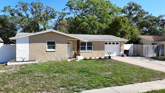 Foto del edificio - 5913 Appletree Rd