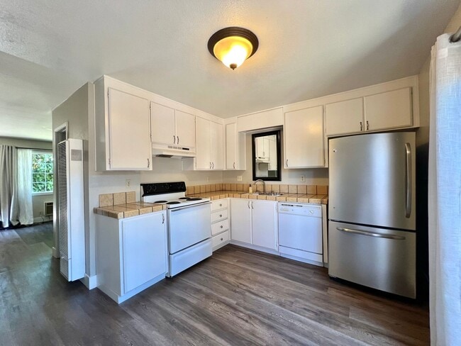 Building Photo - Charming Apartment in Gilroy