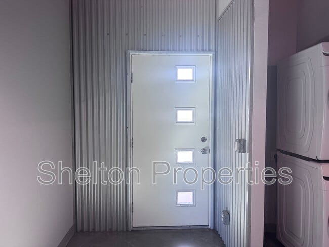 Photo - 2121 W Hayward Ave Apartment