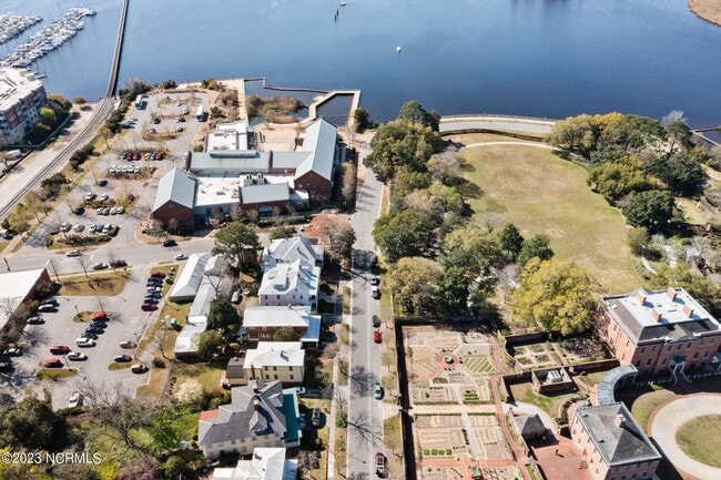 Building Photo - 208 Metcalf St