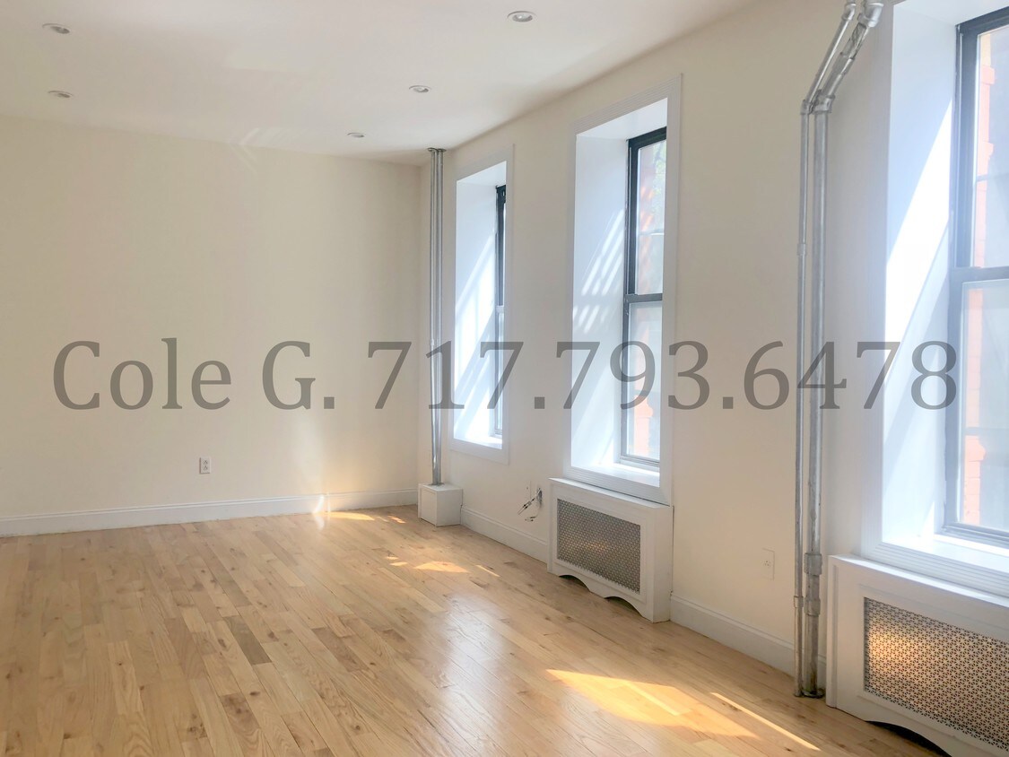 Primary Photo - 210 E 10th St