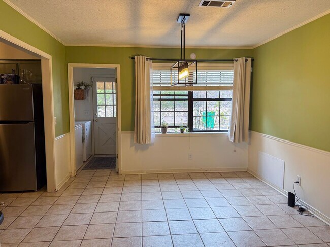 Foto del edificio - Make this move-in ready 3-bedroom, 2-bath home your own!