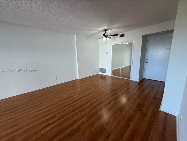 Foto del edificio - 4200 Hillcrest Dr