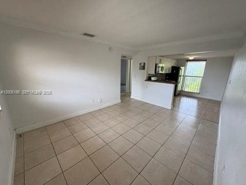 Foto del edificio - 241 S Royal Poinciana Blvd