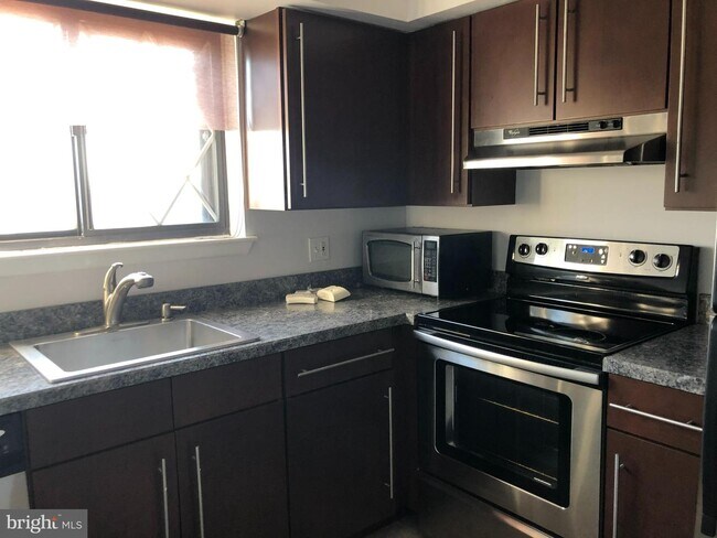 Building Photo - 5200 Hilltop Dr