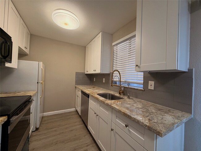 Building Photo - 9201 Clarewood Dr