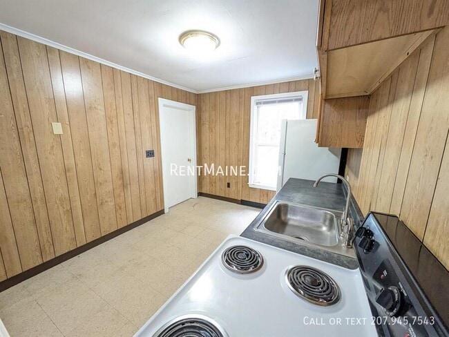 Building Photo - 575 Main St