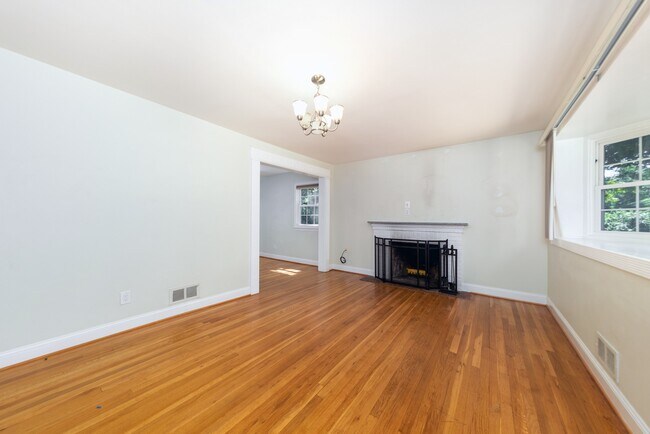 Foto del edificio - 10611 Eastwood Ave