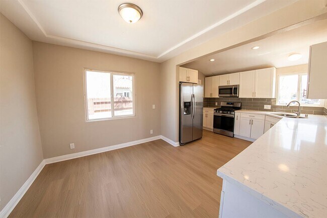 Building Photo - 5BR 3BA College Area Home - Viynl Plank Fl...