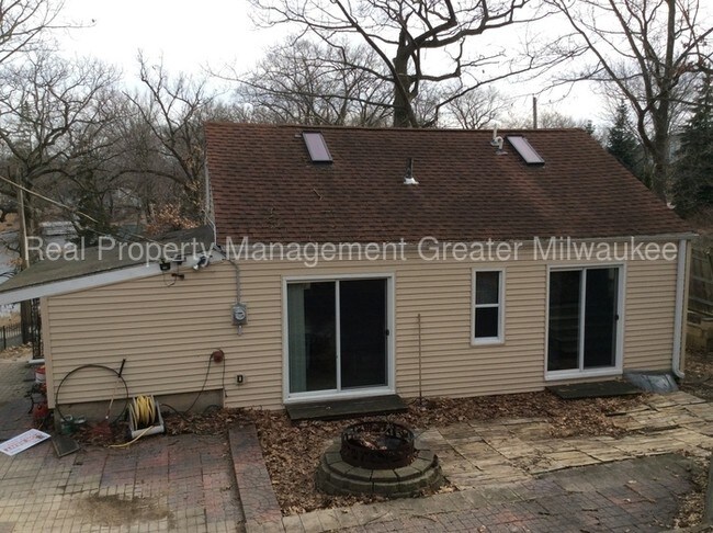 Building Photo - 2 bedroom Lake Cottage