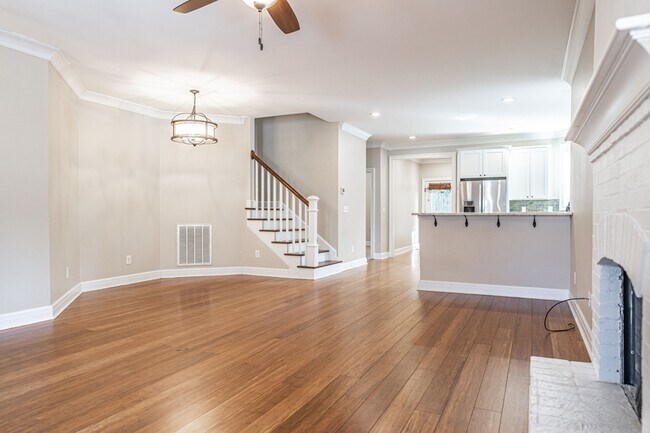 Foto del edificio - 445 N May St