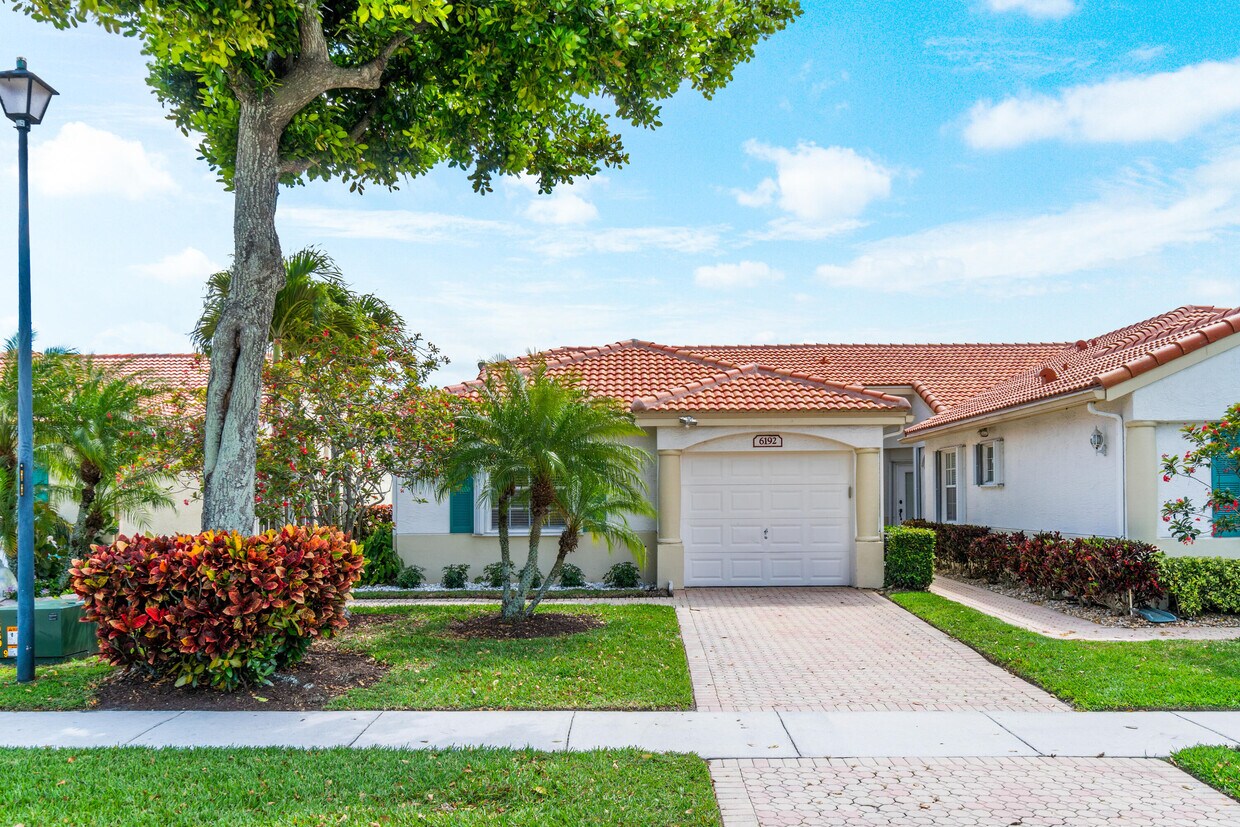 Primary Photo - 6192 Floral Lakes Dr