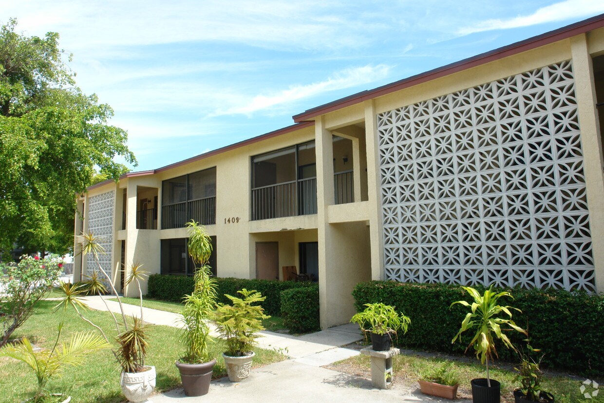 Building Photo - Bent Palm Condominium