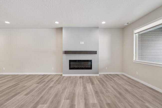 Building Photo - 1319 N Tschirley Rd