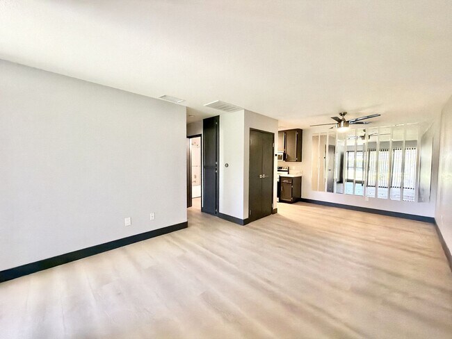 Foto del edificio - AVAILABLE NOW!! GORGEOUS 1 Bedroom 1 Bathroom - First Floor Condo in Palm Springs!!