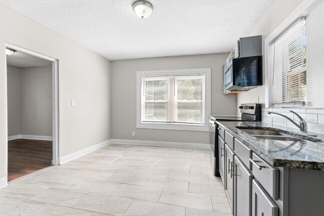 Foto del edificio - **Move in ready 3/2 Single Family home 32208