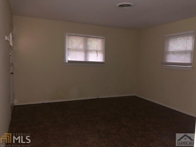 Building Photo - 127 Pineview Dr