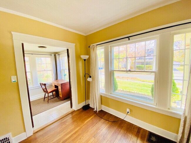 Building Photo - 1611 Maple Rd