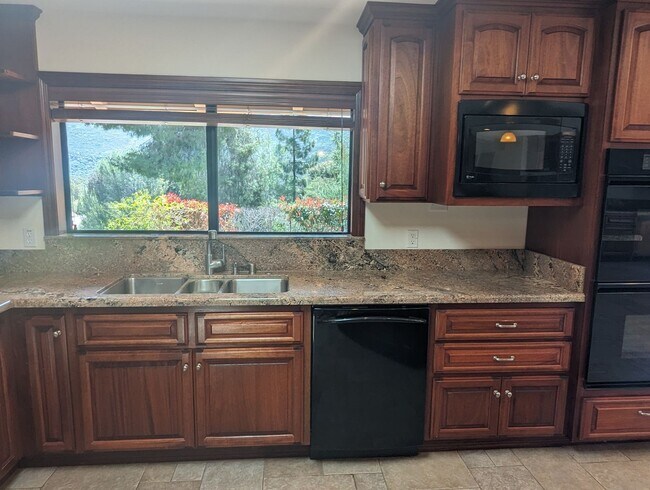 Foto del edificio - Luxury 5 Bedroom Home in Palo Verde Ranch