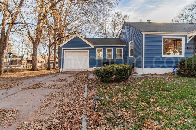 Building Photo - Spacious 3 Bedroom / 2 Bathroom Home | Fon...
