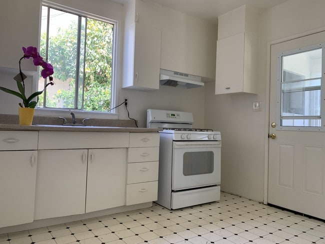 Kitchen - 2209 S Ridgeley Dr